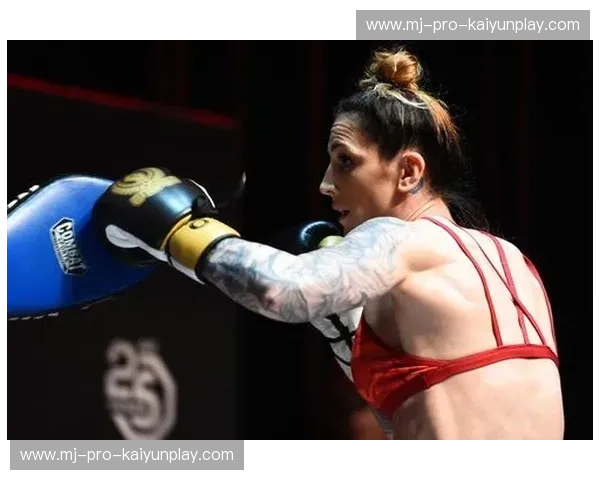 UFC精彩集锦：热血与技巧在擂台上交响的瞬间